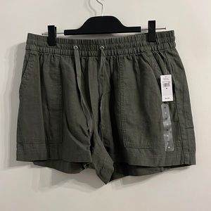 New with tags - Gap drawstring olive green linen/rayon shorts.  Size medium.